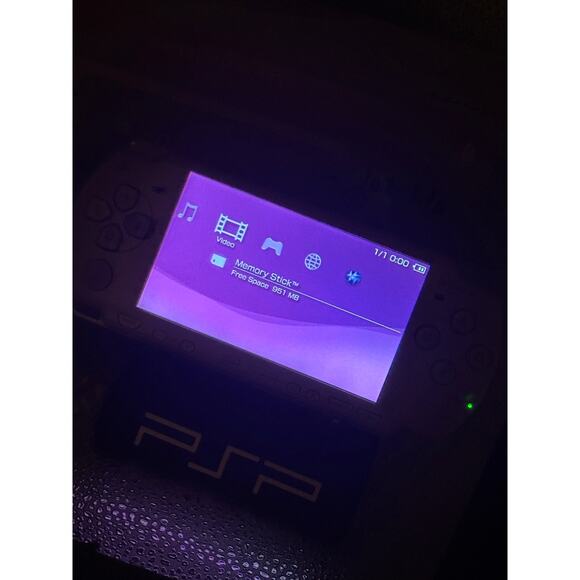 psp 2000 lavender purple w/box & charger - Picture 7 of 7